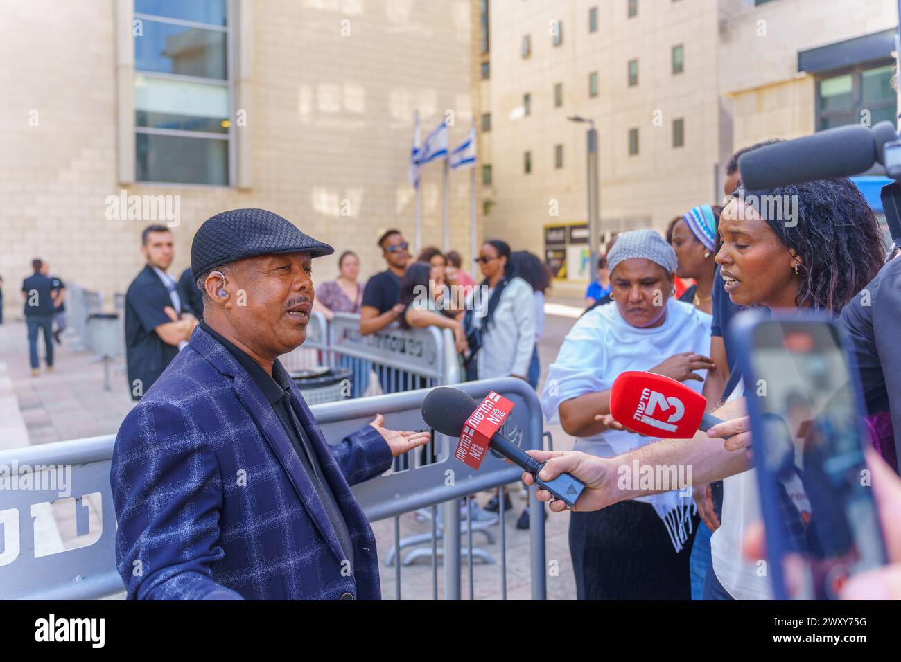 Haifa, Israel - 2. April 2024: Familienmitglieder von Solomon Teka und Unterstützer, nach dem umstrittenen Urteil, das den Polizisten freisprach Stockfoto