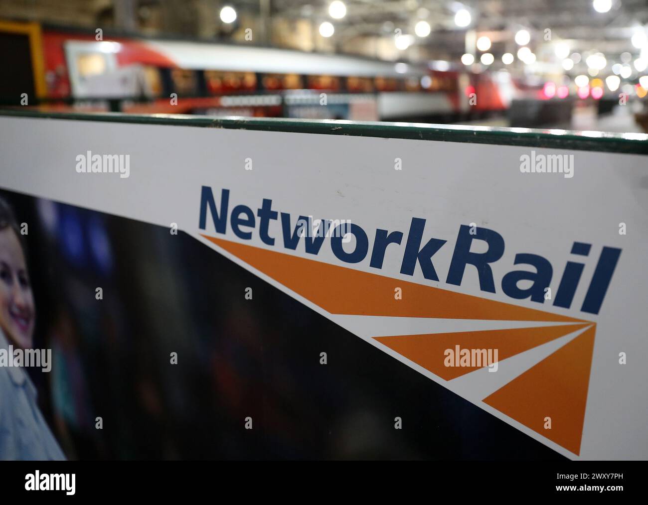Dateifoto vom 3/2020 von Network Rail Signage am Bahnhof Waverley in Edinburgh. Network Rail hat angekündigt, die Ausgaben für den Schutz der Eisenbahn vor Klimawandel und extremen Wetterbedingungen zu erhöhen. Das staatliche Unternehmen, das für die Eisenbahninfrastruktur Großbritanniens verantwortlich ist, sagte, dass es in den nächsten fünf Jahren rund 2,8 Milliarden Pfund in diese Fragen investieren werde. Ausgabedatum: Mittwoch, 3. April 2024. Stockfoto