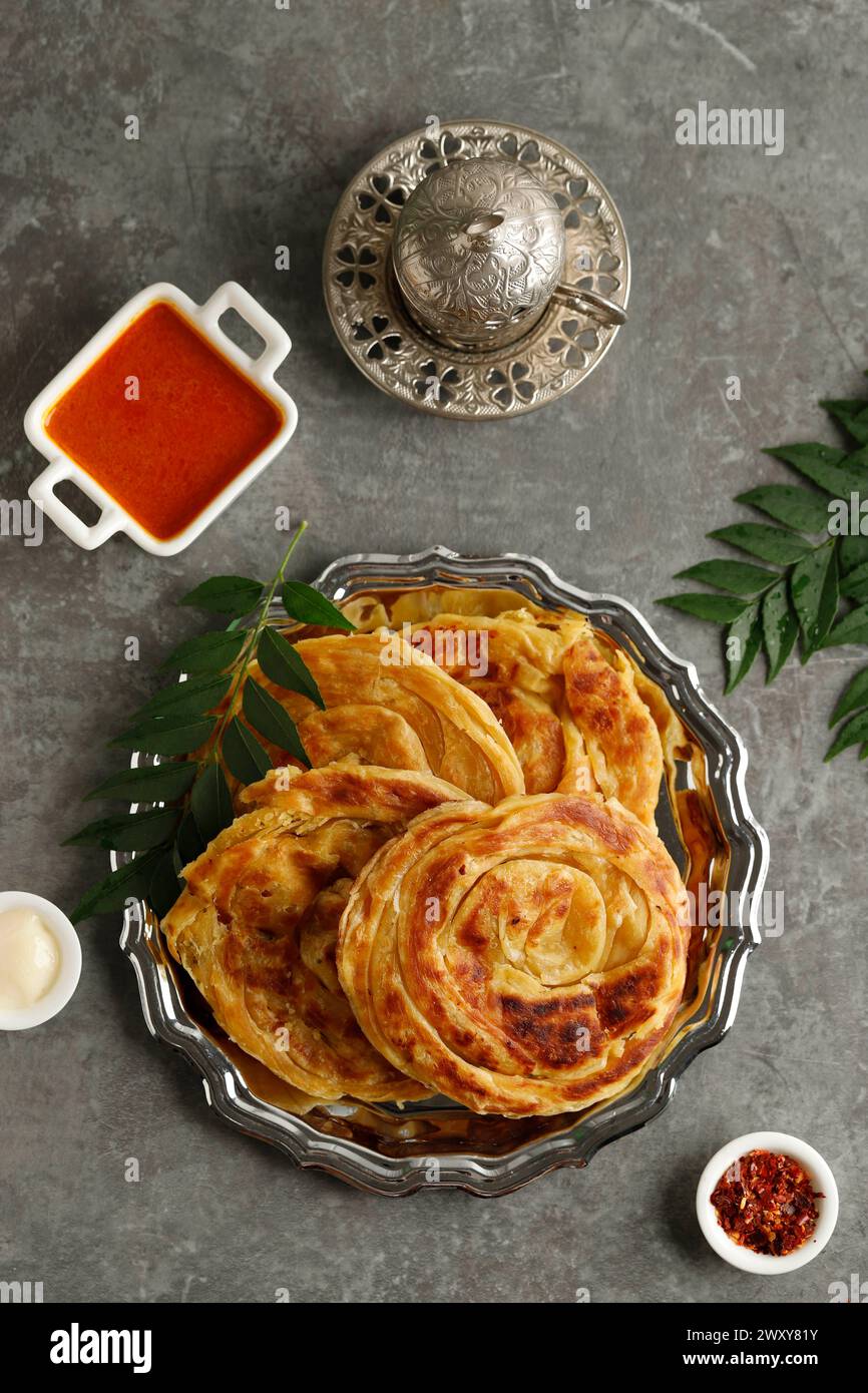 Maryam Curry Sauce, Roti Paratha mit scharfem Curry. Draufsicht Stockfoto