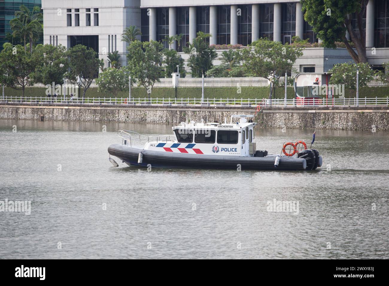 Das Schnellboot der Polizeiwache patrouilliert am Singapore River. Stockfoto