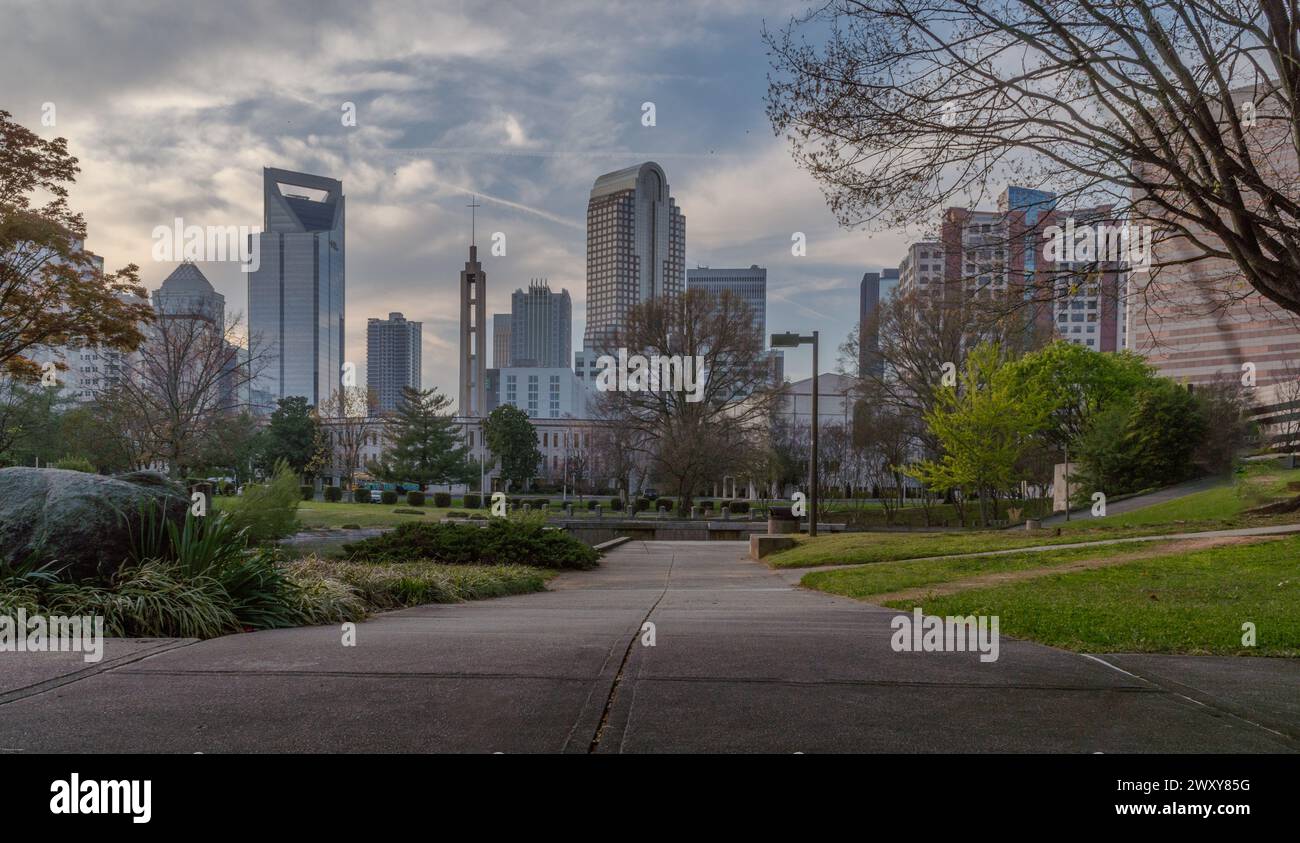 Ein wunderschöner Blick auf das Stadtbild von Charlotte, North Carolina von einem Park aus Stockfoto