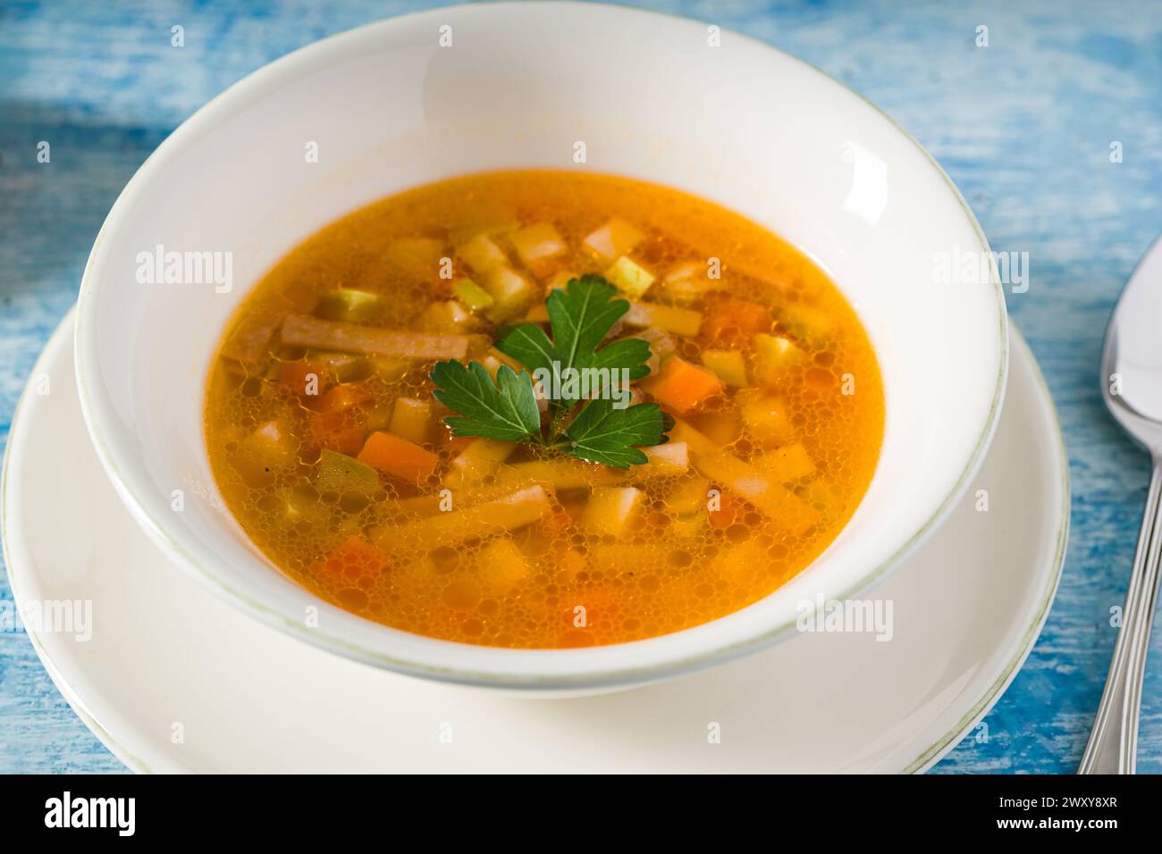 Blick von oben auf gesunde Gemüsesuppe auf weißem Porzellanteller Stockfoto