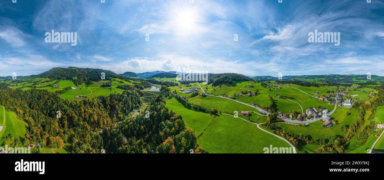 Luftaufnahme des Dorfes Krumbach im vorderen Bregenzerwald in Vorarlberg Stockfoto