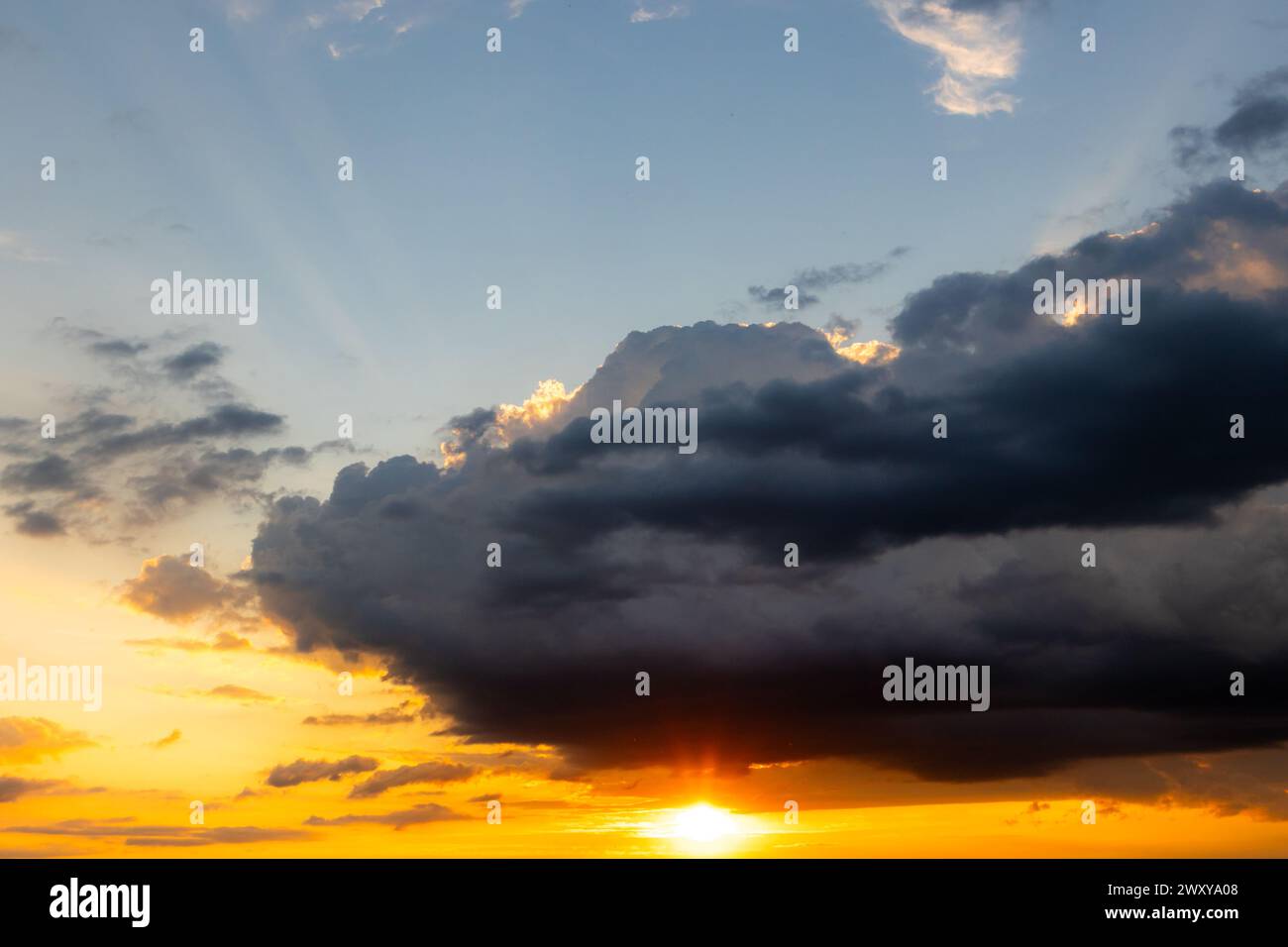 Stimmungsvoller Sonnenuntergang Abendhimmel Textur Himmel Stockfoto