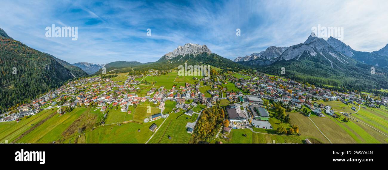 Idyllische Herbstatmosphäre bei Ehrwald am Fuße der Zugspitze im Tiroler Außerfern in Tirol Stockfoto