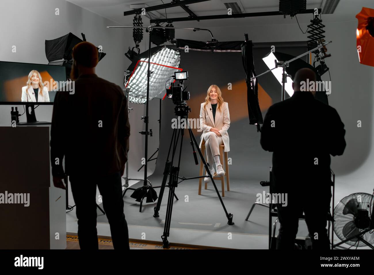 Eine Frau im Filmstudio. Hinter den Kulissen Stockfoto