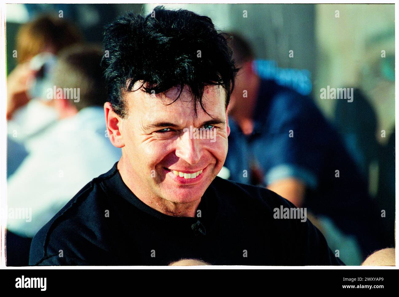 GARY NUMAN, Reading FESTIVAL, 2001: Synthie-Legende Gary Numan Backstage beim Reading Festival, Reading, Großbritannien am 24. August 2001. Foto: Rob Watkins. INFO: Gary Numan, geboren 1958, ist ein englischer Pionier. In den späten 70er Jahren entwickelte sich sein elektronischer und industrieller Sound, der in Hits wie „Cars“ und Alben wie „The Pleasure Principle“ verkörpert wurde, und beeinflusste die neuen Genres Wave und Synthie-Pop und hinterließ einen dauerhaften Einfluss auf die Musiklandschaft. Stockfoto