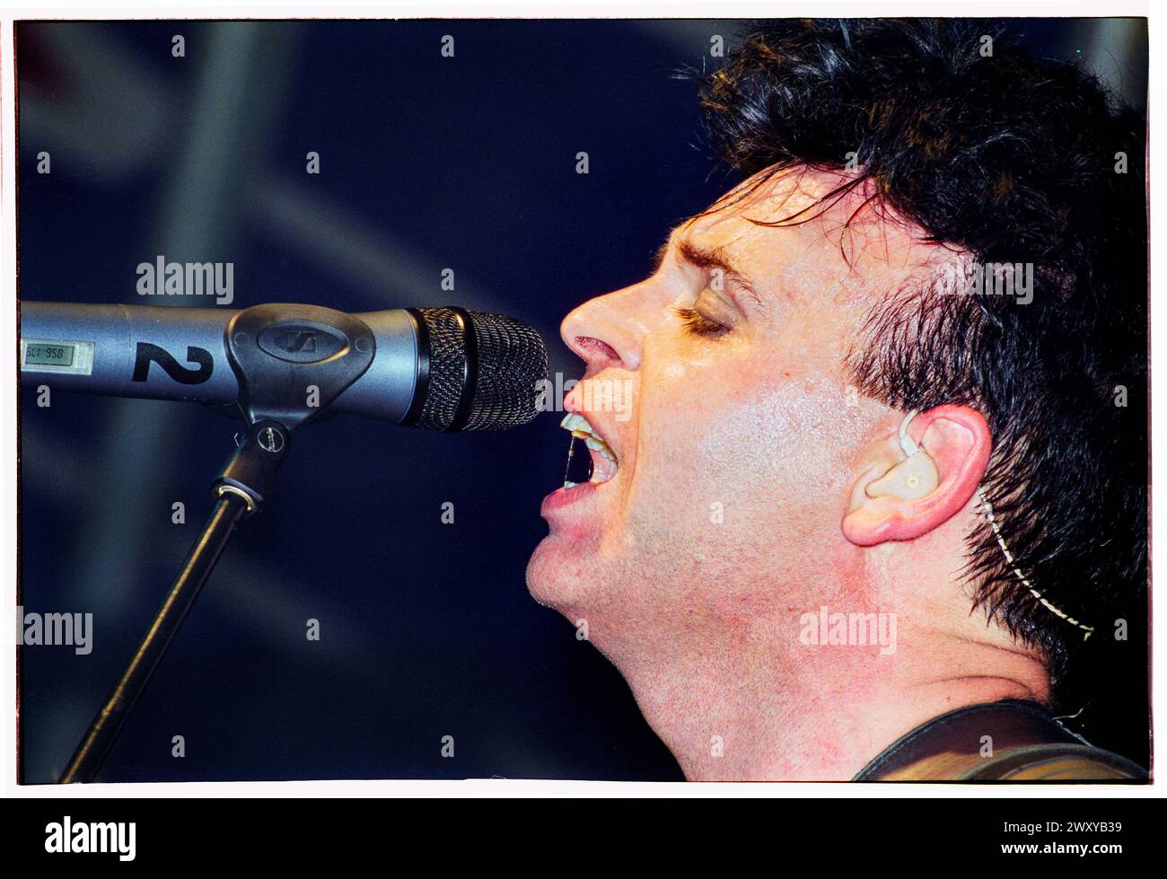 GARY NUMAN, Reading FESTIVAL, 2001: Musiklegende Gary Numan spielt am 24. August 2001 live beim Reading Festival, Reading, Großbritannien. Foto: Rob Watkins. INFO: Gary Numan, geboren 1958, ist ein englischer Pionier. In den späten 70er Jahren entwickelte sich sein elektronischer und industrieller Sound, der in Hits wie „Cars“ und Alben wie „The Pleasure Principle“ verkörpert wurde, und beeinflusste die neuen Genres Wave und Synthie-Pop und hinterließ einen dauerhaften Einfluss auf die Musiklandschaft. Stockfoto