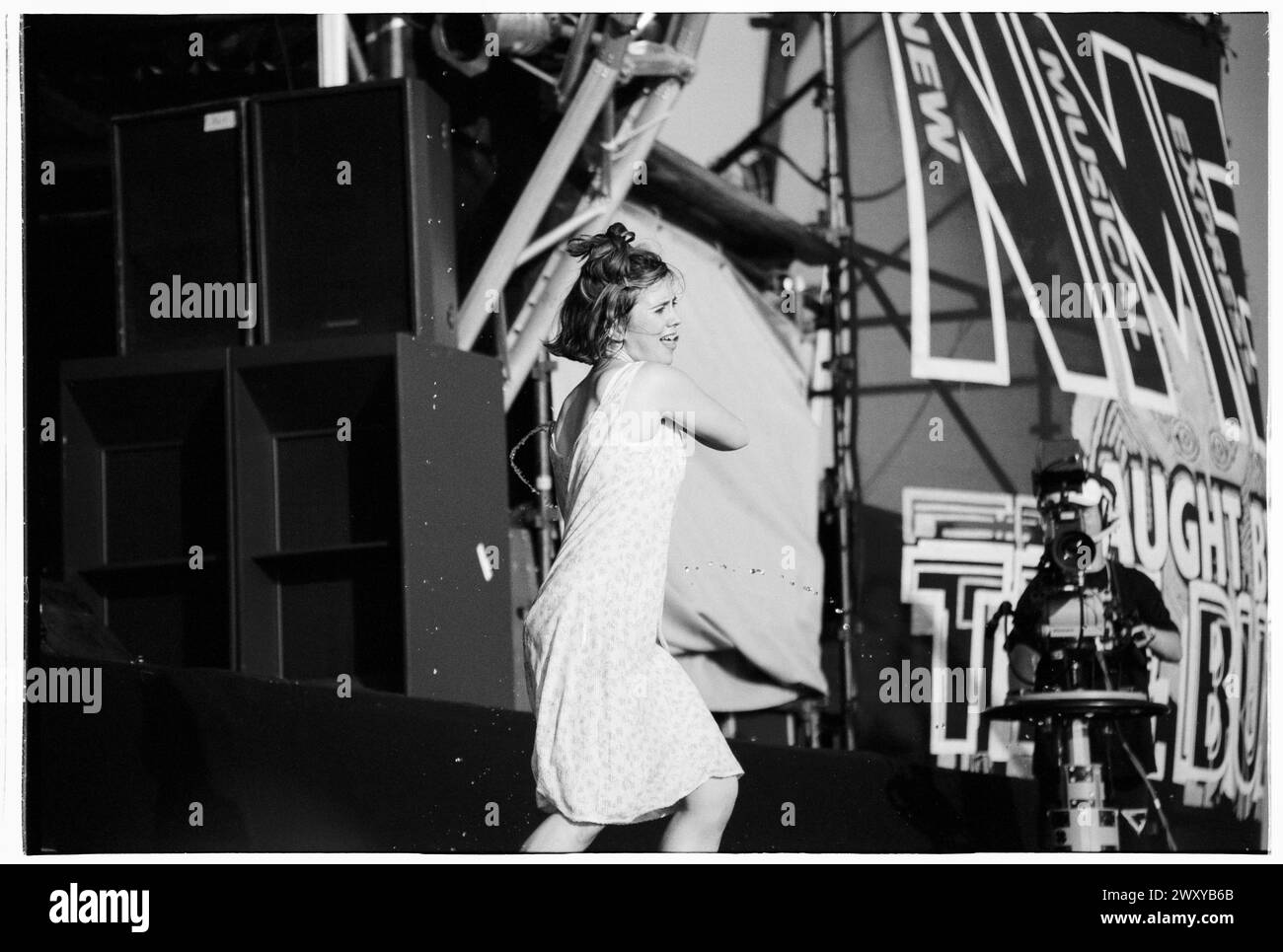 LOUISE POST, VERUCA SALT, GLASTONBURY FESTIVAL, 1995: Louise Post aus Veruca Salt wirft Wasser in die Menge an einem heißen Tag, während die Band die NME Second Stage beim Glastonbury Festival, Pilton Farm, Somerset, England, am 25. Juni 1995 spielt. 1995 feierte das Festival sein 25-jähriges Bestehen. Foto: ROB WATKINS. INFO: Veruca Salt, eine US-amerikanische Alternative-Rock-Band, die 1993 in Chicago, Illinois, gegründet wurde. Mit Hits wie „Seether“ fesselten sie das Publikum mit roher Energie und melodischem Grunge-Sound. Stockfoto