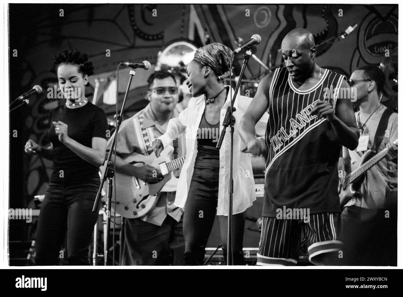 INCOGNITO, JAZZBÜHNE, GLASTONBURY 1995: Die britische Soul-Funk-Gruppe Incognito spielt die Jazz-Bühne beim Glastonbury Festival, Pilton Farm, Somerset, England, 25. Juni 1995. 1995 feierte das Festival sein 25-jähriges Bestehen. Foto: ROB WATKINS. INFO: Incognito, eine britische Acid-Jazz-Band, die 1979 in London gegründet wurde, revolutionierte das Genre mit ihrer Fusion aus Jazz, Funk, Soul und Tanzmusik. Stockfoto