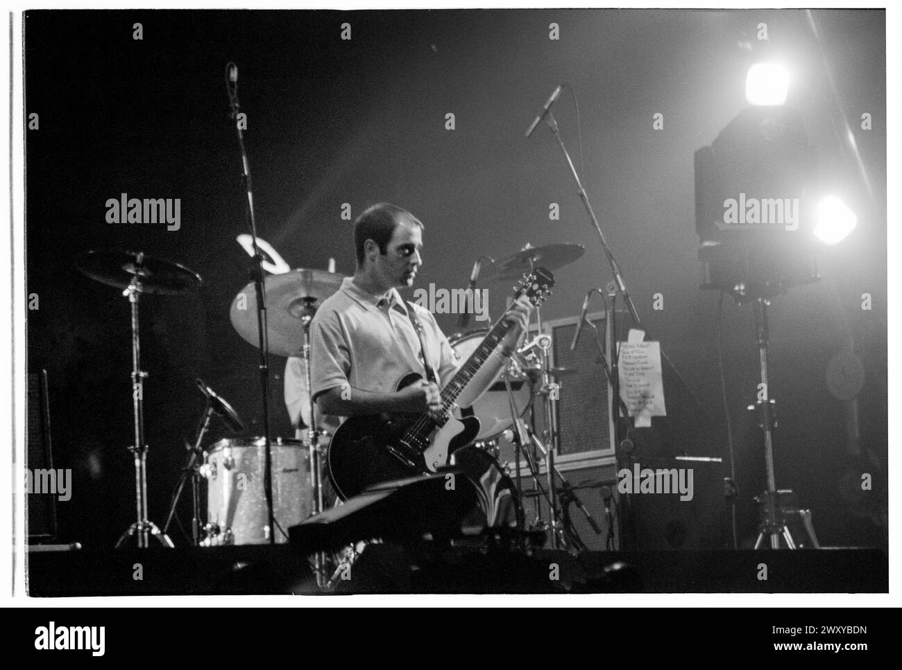 BONEHEAD, OASIS, ERSTE GLASTONBURY-HEADLINE, 1995: Bonehead (Paul Arthurs) the Rhythmus-Gitarrist von Oasis, der auf dem Höhepunkt ihrer Berühmtheit beim Glastonbury Festival, Pilton Farm, Somerset, England, 24. Juni 1995 als Headliner auf der Main Stage auftritt. 1995 feierte das Festival sein 25-jähriges Bestehen. In diesem Jahr gab es keine Pyramidenphase, da sie abgebrannt war. Foto: ROB WATKINS Stockfoto