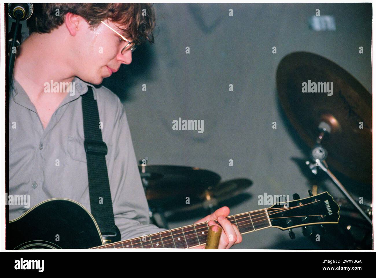 GOMEZ, FRÜHES KONZERT, 1998: Ein junger Ben Ottewell aus Gomez, der am 25. April 1998 in Bristol Louisiana, Bristol, England, Großbritannien, einen winzigen, schwitzenden Auftritt spielt. Die Band tourte auf ihrem neu veröffentlichten Debütalbum Bring IT On. Bild: Rob Watkins. INFO: Gomez, eine englische Indie-Rock-Band, die 1996 in Southport, England, gegründet wurde. Ihr Debütalbum Bring IT On gewann 1998 den prestigeträchtigen Mercury Prize, was sie zu Ruhm machte. Ihr eklektischer Sound verbindet Blues, Folk und Rock. Stockfoto