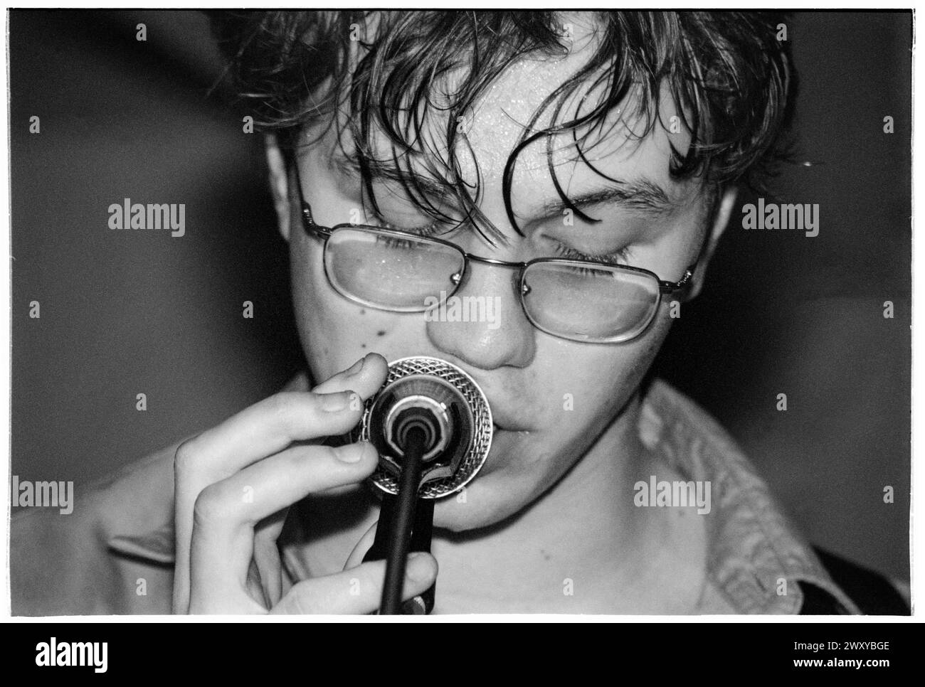 GOMEZ, FRÜHES KONZERT, 1998: Ein junger Ben Ottewell aus Gomez, der am 25. April 1998 in Bristol Louisiana, Bristol, England, Großbritannien, einen winzigen, schwitzenden Auftritt spielt. Die Band tourte auf ihrem neu veröffentlichten Debütalbum Bring IT On. Bild: Rob Watkins. INFO: Gomez, eine englische Indie-Rock-Band, die 1996 in Southport, England, gegründet wurde. Ihr Debütalbum Bring IT On gewann 1998 den prestigeträchtigen Mercury Prize, was sie zu Ruhm machte. Ihr eklektischer Sound verbindet Blues, Folk und Rock. Stockfoto