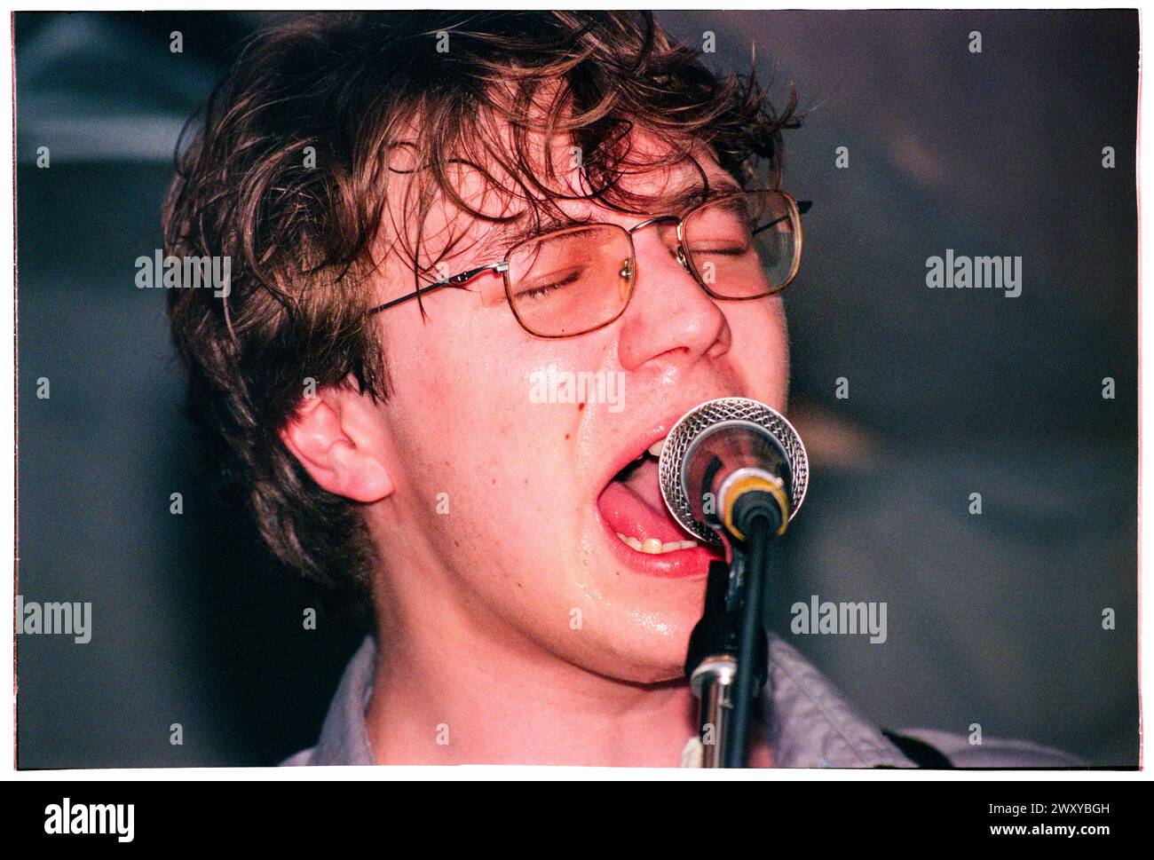 GOMEZ, FRÜHES KONZERT, 1998: Ein junger Ben Ottewell aus Gomez, der am 25. April 1998 in Bristol Louisiana, Bristol, England, Großbritannien, einen winzigen, schwitzenden Auftritt spielt. Die Band tourte auf ihrem neu veröffentlichten Debütalbum Bring IT On. Bild: Rob Watkins. INFO: Gomez, eine englische Indie-Rock-Band, die 1996 in Southport, England, gegründet wurde. Ihr Debütalbum Bring IT On gewann 1998 den prestigeträchtigen Mercury Prize, was sie zu Ruhm machte. Ihr eklektischer Sound verbindet Blues, Folk und Rock. Stockfoto