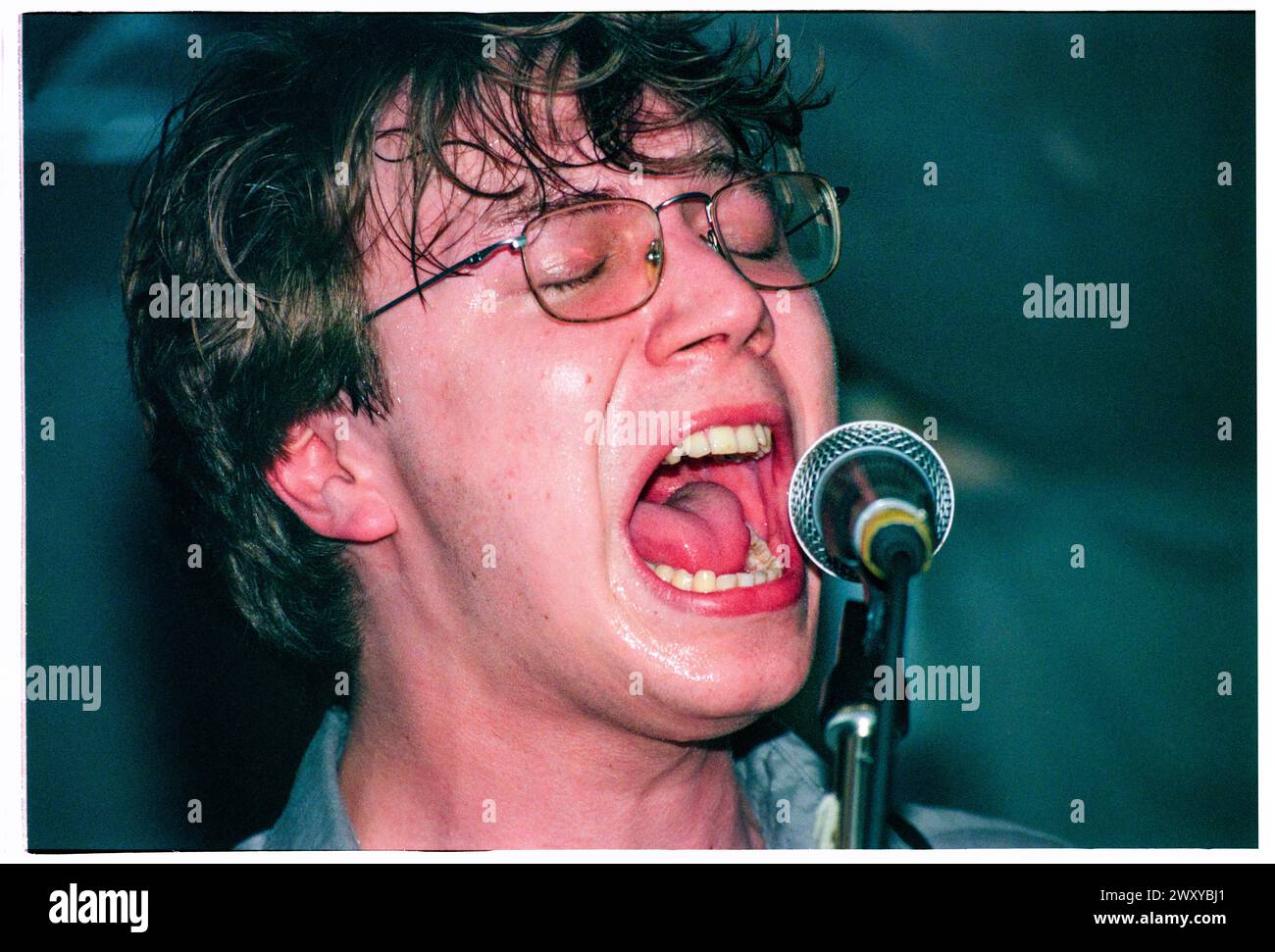 GOMEZ, FRÜHES KONZERT, 1998: Ein junger Ben Ottewell aus Gomez, der am 25. April 1998 in Bristol Louisiana, Bristol, England, Großbritannien, einen winzigen, schwitzenden Auftritt spielt. Die Band tourte auf ihrem neu veröffentlichten Debütalbum Bring IT On. Bild: Rob Watkins. INFO: Gomez, eine englische Indie-Rock-Band, die 1996 in Southport, England, gegründet wurde. Ihr Debütalbum Bring IT On gewann 1998 den prestigeträchtigen Mercury Prize, was sie zu Ruhm machte. Ihr eklektischer Sound verbindet Blues, Folk und Rock. Stockfoto