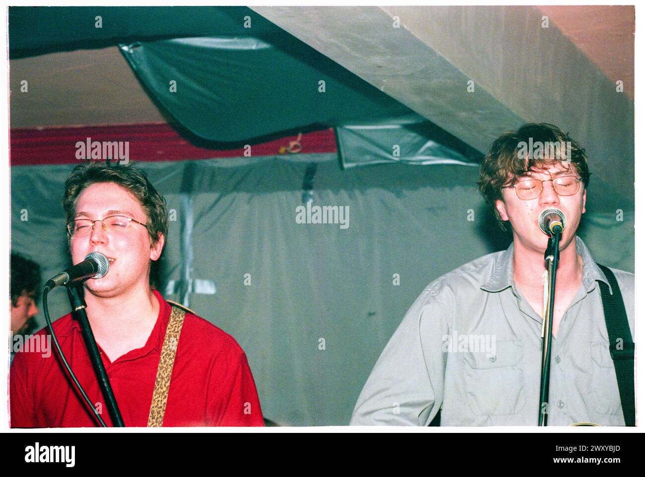 GOMEZ, FRÜHES KONZERT, 1998: Ein junger Tom Gray (links) und Ben Ottewell (rechts) von Gomez spielen am 25. April 1998 einen winzigen, schwitzigen Auftritt in Bristol Louisiana, Bristol, England. Die Band tourte auf ihrem neu veröffentlichten Debütalbum Bring IT On. Bild: Rob Watkins. INFO: Gomez, eine englische Indie-Rock-Band, die 1996 in Southport, England, gegründet wurde. Ihr Debütalbum Bring IT On gewann 1998 den prestigeträchtigen Mercury Prize, was sie zu Ruhm machte. Ihr eklektischer Sound verbindet Blues, Folk und Rock. Stockfoto