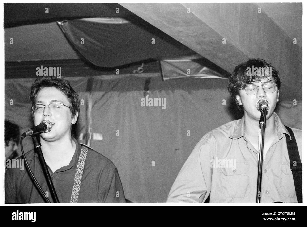 GOMEZ, FRÜHES KONZERT, 1998: Ein junger Tom Gray (links) und Ben Ottewell (rechts) von Gomez spielen am 25. April 1998 einen winzigen, schwitzigen Auftritt in Bristol Louisiana, Bristol, England. Die Band tourte auf ihrem neu veröffentlichten Debütalbum Bring IT On. Bild: Rob Watkins. INFO: Gomez, eine englische Indie-Rock-Band, die 1996 in Southport, England, gegründet wurde. Ihr Debütalbum Bring IT On gewann 1998 den prestigeträchtigen Mercury Prize, was sie zu Ruhm machte. Ihr eklektischer Sound verbindet Blues, Folk und Rock. Stockfoto