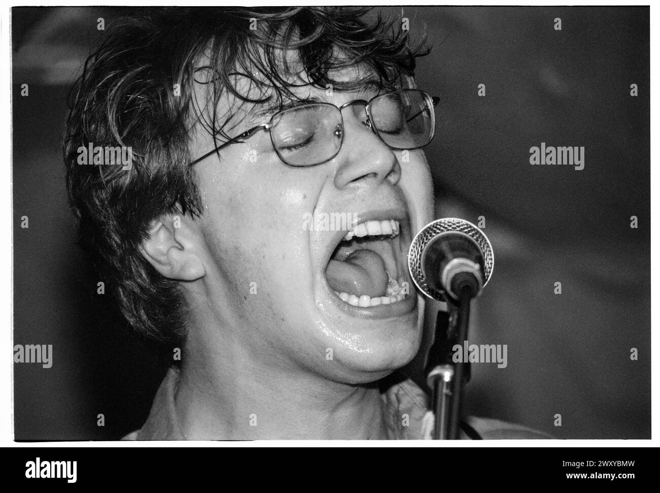 GOMEZ, FRÜHES KONZERT, 1998: Ein junger Ben Ottewell aus Gomez, der am 25. April 1998 in Bristol Louisiana, Bristol, England, Großbritannien, einen winzigen, schwitzenden Auftritt spielt. Die Band tourte auf ihrem neu veröffentlichten Debütalbum Bring IT On. Bild: Rob Watkins. INFO: Gomez, eine englische Indie-Rock-Band, die 1996 in Southport, England, gegründet wurde. Ihr Debütalbum Bring IT On gewann 1998 den prestigeträchtigen Mercury Prize, was sie zu Ruhm machte. Ihr eklektischer Sound verbindet Blues, Folk und Rock. Stockfoto