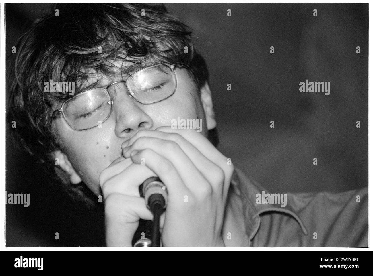 GOMEZ, FRÜHES KONZERT, 1998: Ein junger Ben Ottewell aus Gomez, der am 25. April 1998 in Bristol Louisiana, Bristol, England, Großbritannien, einen winzigen, schwitzenden Auftritt spielt. Die Band tourte auf ihrem neu veröffentlichten Debütalbum Bring IT On. Bild: Rob Watkins. INFO: Gomez, eine englische Indie-Rock-Band, die 1996 in Southport, England, gegründet wurde. Ihr Debütalbum Bring IT On gewann 1998 den prestigeträchtigen Mercury Prize, was sie zu Ruhm machte. Ihr eklektischer Sound verbindet Blues, Folk und Rock. Stockfoto