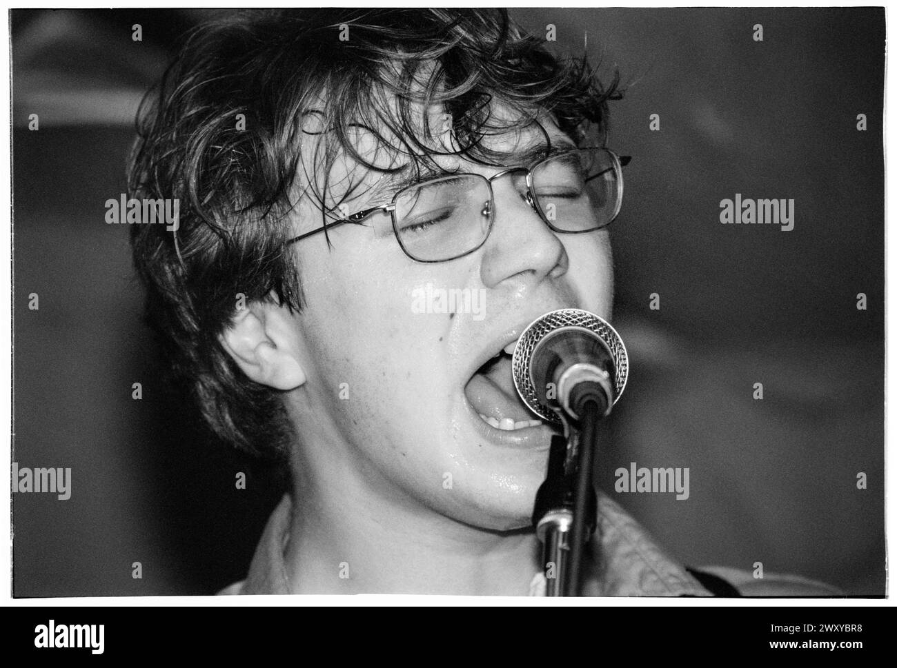 GOMEZ, FRÜHES KONZERT, 1998: Ein junger Ben Ottewell aus Gomez, der am 25. April 1998 in Bristol Louisiana, Bristol, England, Großbritannien, einen winzigen, schwitzenden Auftritt spielt. Die Band tourte auf ihrem neu veröffentlichten Debütalbum Bring IT On. Bild: Rob Watkins. INFO: Gomez, eine englische Indie-Rock-Band, die 1996 in Southport, England, gegründet wurde. Ihr Debütalbum Bring IT On gewann 1998 den prestigeträchtigen Mercury Prize, was sie zu Ruhm machte. Ihr eklektischer Sound verbindet Blues, Folk und Rock. Stockfoto