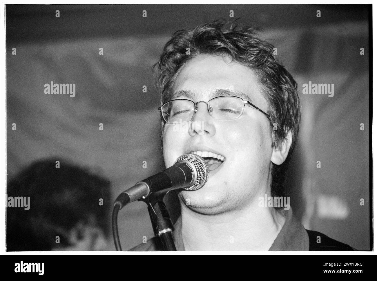 GOMEZ, FRÜHES KONZERT, 1998: A Young A Young Tom Gray of Gomez, der am 25. April 1998 in Bristol Louisiana, Bristol, England, Großbritannien, einen winzigen, schwitzenden Auftritt spielt. Die Band tourte auf ihrem neu veröffentlichten Debütalbum Bring IT On. Bild: Rob Watkins. INFO: Gomez, eine englische Indie-Rock-Band, die 1996 in Southport, England, gegründet wurde. Ihr Debütalbum Bring IT On gewann 1998 den prestigeträchtigen Mercury Prize, was sie zu Ruhm machte. Ihr eklektischer Sound verbindet Blues, Folk und Rock. Stockfoto