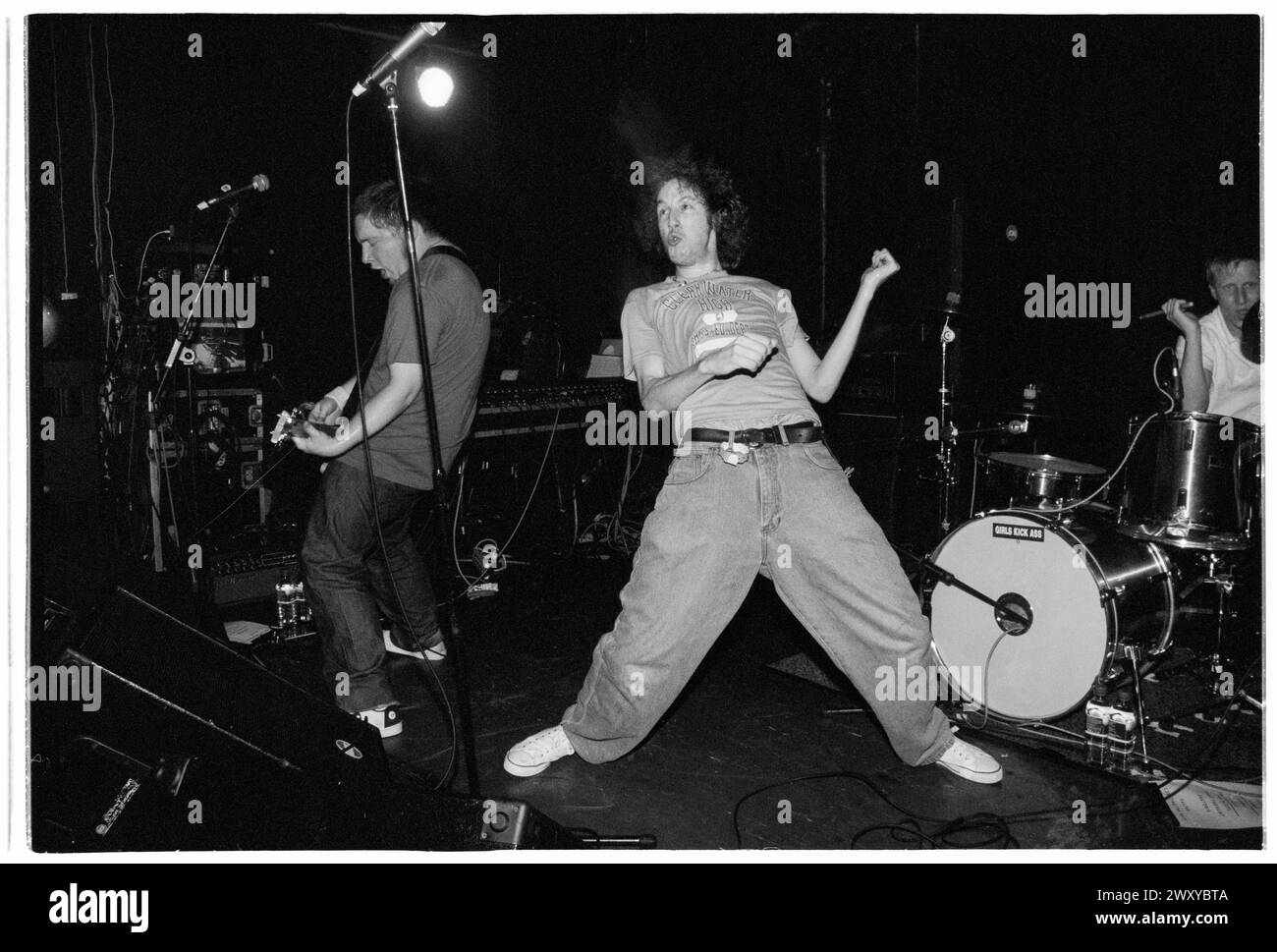 HUNDRED REASONS, EMO CONCERT, 2001: Colin Doran von der Emo-Rockband Hundred Reaons spielt im Clwb IFOR Bach Welsh Club in Wales, Großbritannien 14. Mai 2001. Foto: Rob Watkins. INFO: 100 Reasons, eine britische Post-Hardcore-Rock-Band, die 1999 in London gegründet wurde, erlangte Anerkennung für ihre energiegeladenen Live-Auftritte und emotionales Songwriting. Hits wie „If I Could“ und „Silver“ zeigten ihren dynamischen Sound und brachten ihnen eine engagierte Anhängerschaft in der Musikszene der frühen 2000er Jahre ein. Stockfoto