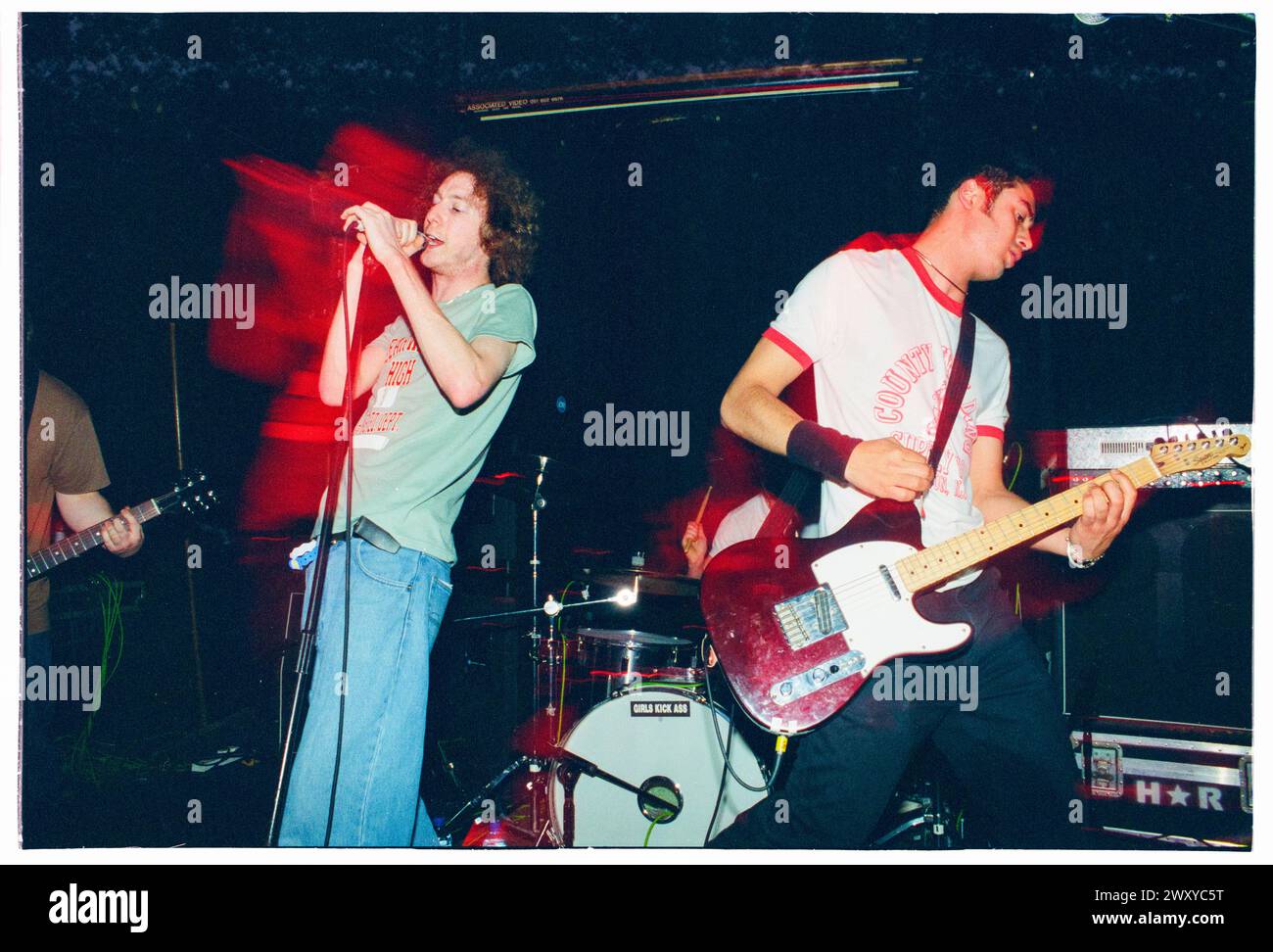 HUNDRED REASONS, YOUNG, EMO CONCERT, 2001: Ein junger Colin Doran Sänger und Larry Hibbitt Gitarrist der Emo-Rockband Hundred Reaons, der am 14. Mai 2001 im Clwb IFOR Bach Welsh Club in Wales spielt. Foto: Rob Watkins. INFO: 100 Reasons, eine britische Post-Hardcore-Rock-Band, die 1999 in London gegründet wurde, erlangte Anerkennung für ihre energiegeladenen Live-Auftritte und emotionales Songwriting. Hits wie „If I Could“ und „Silver“ zeigten ihren dynamischen Sound und brachten ihnen eine engagierte Anhängerschaft in der Musikszene der frühen 2000er Jahre ein. Stockfoto