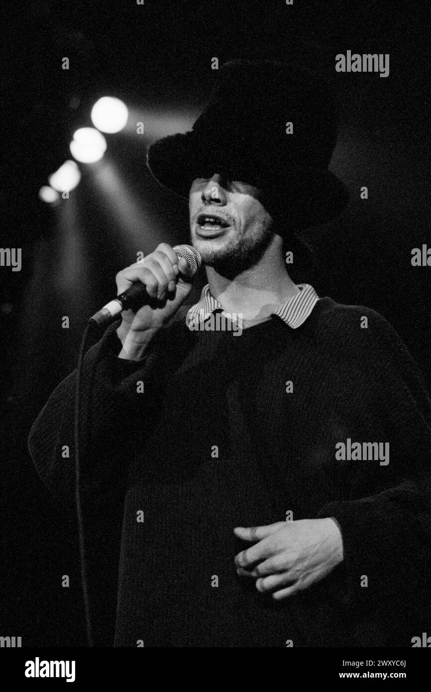 JAMIROQUAI, PEAK CAREER, KONZERT, 1994: A Peak Career Jamiroqaui spielte live mit seinem Album „Traveling Without Moving“ in der Cardiff International Arena CIA in Cardiff, Wales, Großbritannien am 13. April 1997. Foto: Rob Watkins. INFO: Jamiroquai, geleitet von Jay Kay, ist eine britische Funk- und Acid-Jazz-Band, die 1992 gegründet wurde. Bekannt für Hits wie „Virtual Insanity“, kombiniert ihr ansteckender Sound gefühlvolle Vocals mit Funk-Grooves und etabliert sie zu einer prominenten und einflussreichen Kraft in der globalen Musikszene. Stockfoto
