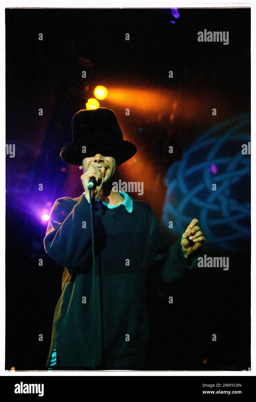 JAMIROQUAI, PEAK CAREER, KONZERT, 1994: A Peak Career Jamiroqaui spielte live mit seinem Album „Traveling Without Moving“ in der Cardiff International Arena CIA in Cardiff, Wales, Großbritannien am 13. April 1997. Foto: Rob Watkins. INFO: Jamiroquai, geleitet von Jay Kay, ist eine britische Funk- und Acid-Jazz-Band, die 1992 gegründet wurde. Bekannt für Hits wie „Virtual Insanity“, kombiniert ihr ansteckender Sound gefühlvolle Vocals mit Funk-Grooves und etabliert sie zu einer prominenten und einflussreichen Kraft in der globalen Musikszene. Stockfoto