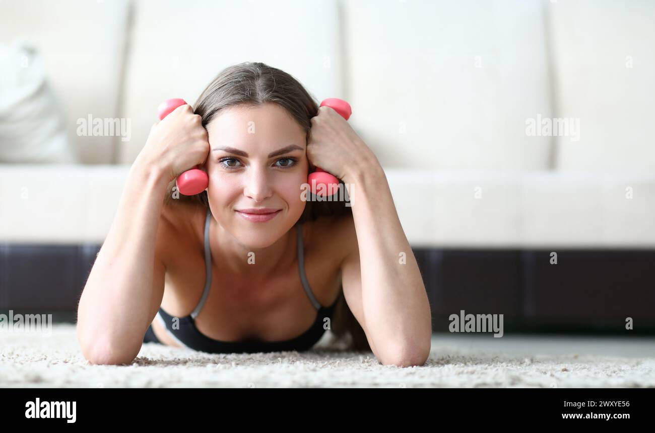 Mädchen lernt, Übungen zu Hause richtig auszuführen Stockfoto