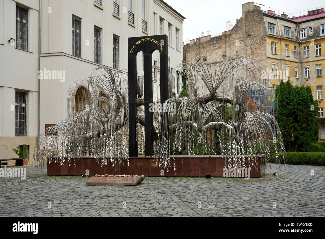 Das Denkmal der ungarischen jüdischen Märtyrer im Holocaust-Gedenkpark Raoul Wallenberg in der Synagoge der Dohány-Straße. Stockfoto