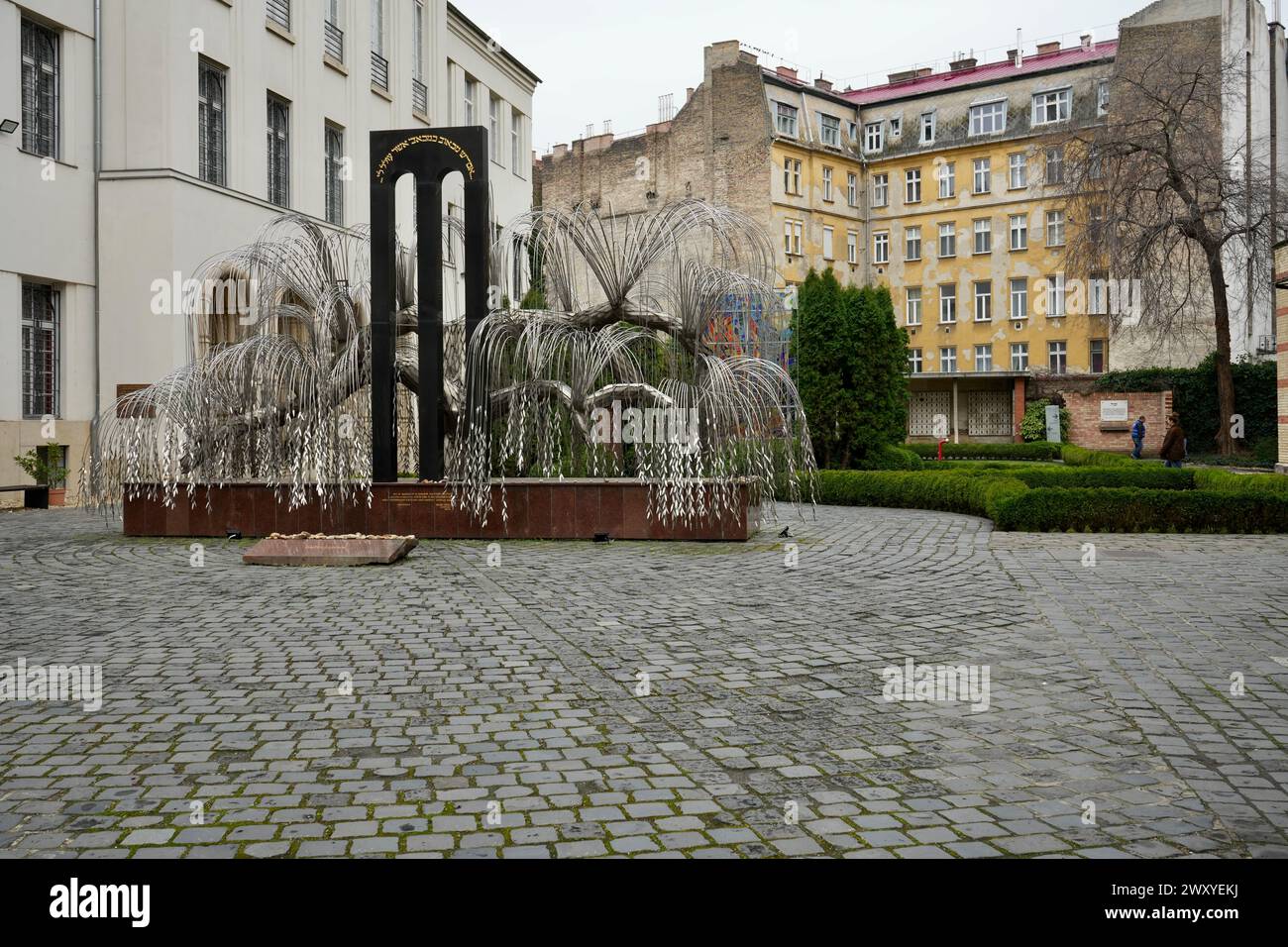 Das Denkmal der ungarischen jüdischen Märtyrer im Holocaust-Gedenkpark Raoul Wallenberg in der Synagoge der Dohány-Straße. Stockfoto