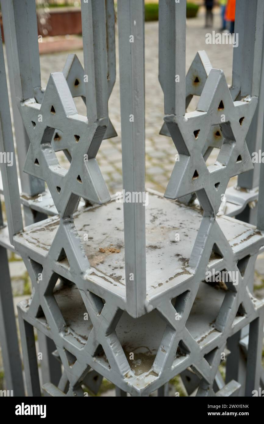 David-Star im Metallzaun rund um den Raoul Wallenberg Holocaust Memorial Park an der Synagoge in der Dohány-Straße. Stockfoto
