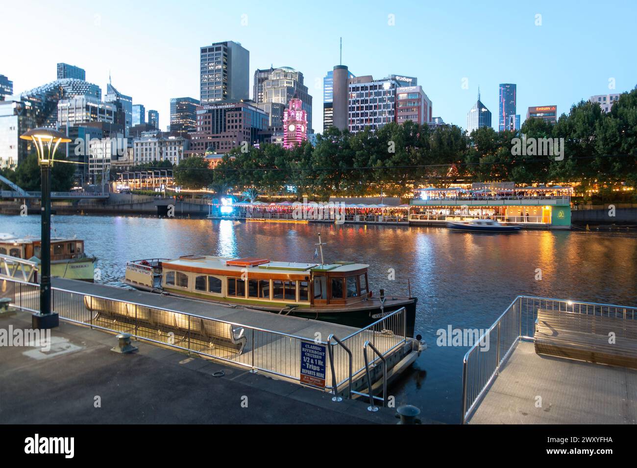 Melbourne CBD als aus dem Yarra River an der Southbank, Melbourne, VIC, Australien gesehen Stockfoto