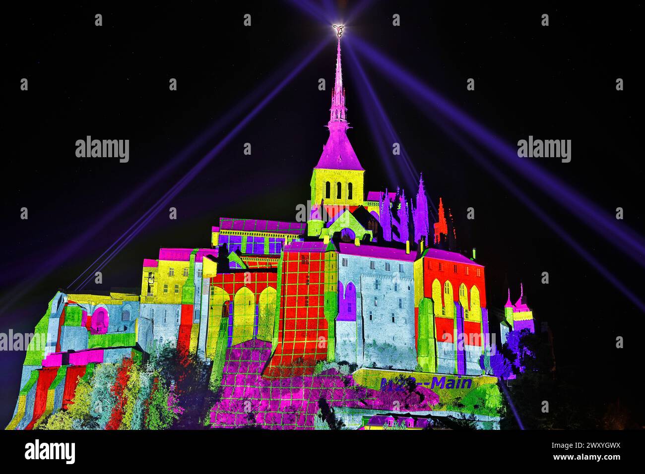 Le Mont Saint-Michel (Saint Michaels Mount), in der Normandie, Nordwesten Frankreichs, am 22. Juni 2023: Technischer Aufbau und allgemeine Premiere des Klangs Stockfoto