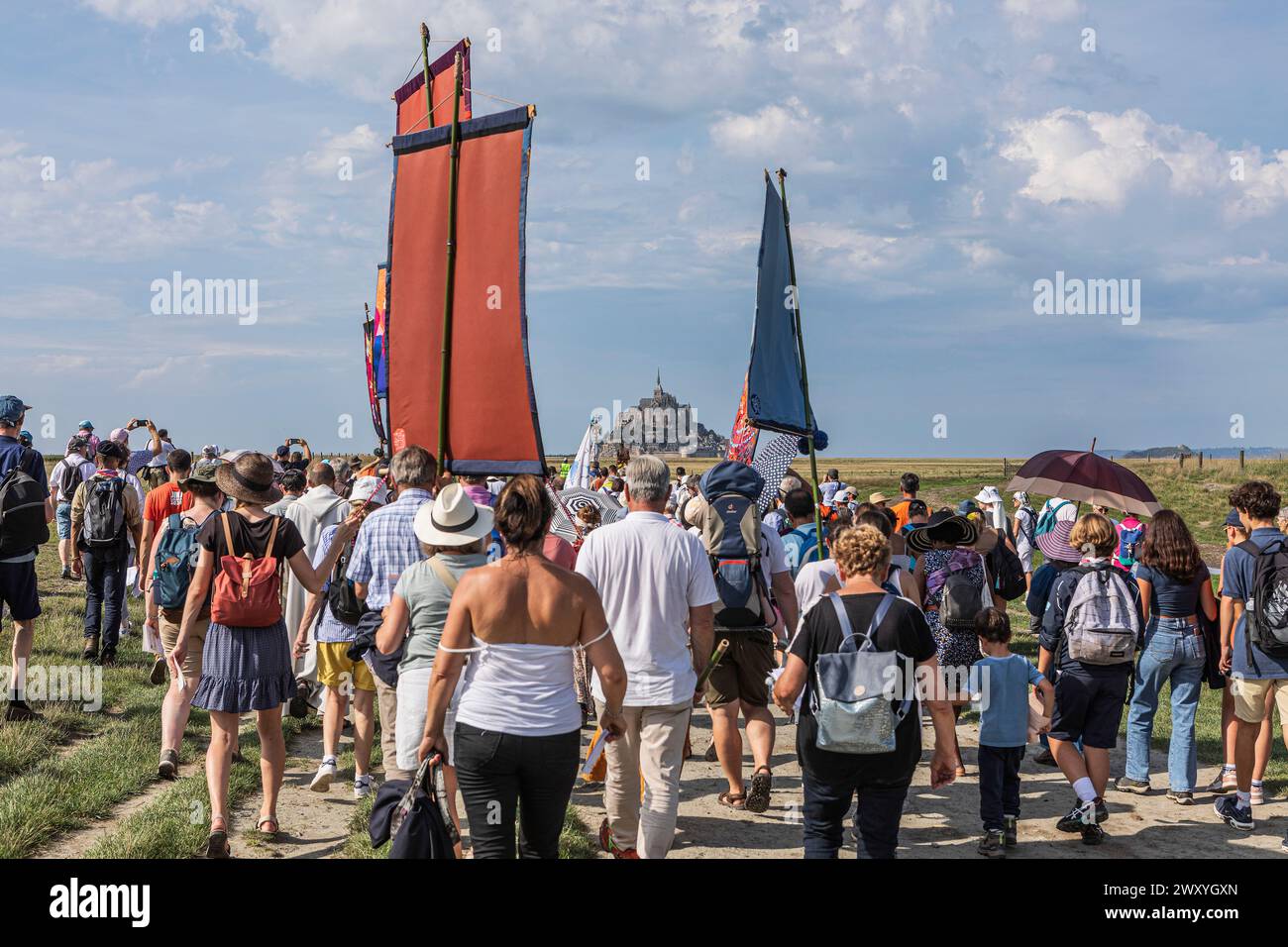 Le Mont Saint-Michel (Normandie, Nordwestfrankreich), 10. September 2023: Wallfahrt, große Prozession als Teil der Jahrtausendfeier Stockfoto