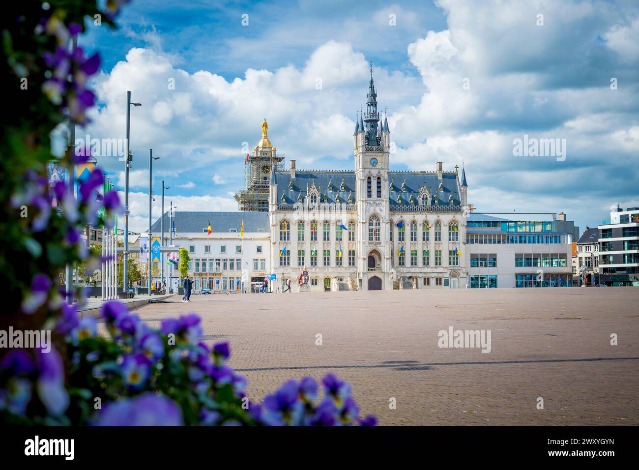 Sint-Niklaas, Belgien, Arpil 1. 2024: Blick auf das Rathaus von Sint-Niklaas und den Marktplatz Stockfoto