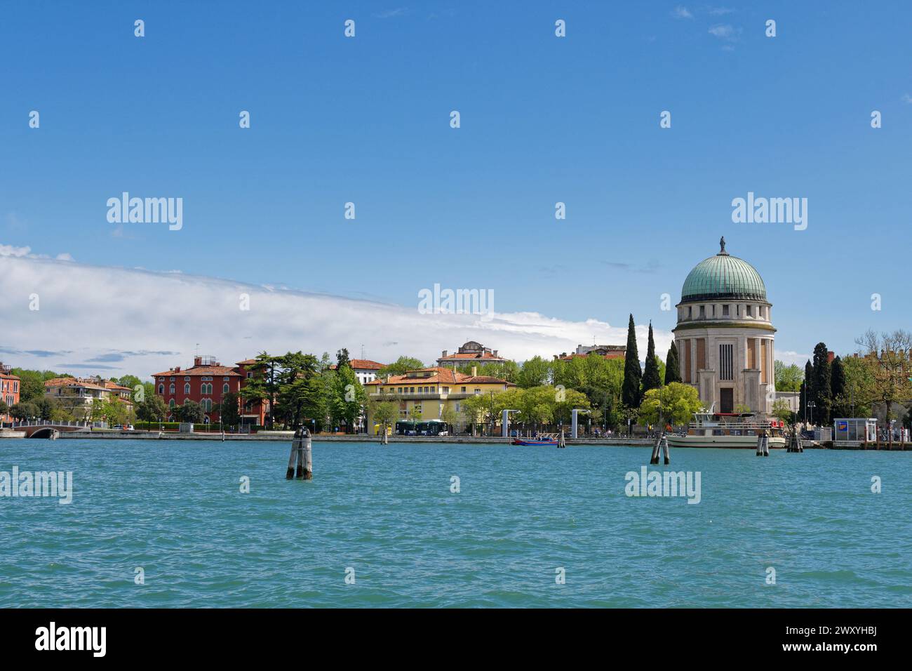 Italien, Venedig: Blick auf den Votivtempel, der der Victory-Madonna „Tempio Votivo Della Pace di Venezia“ auf der Insel Lido gewidmet ist Stockfoto
