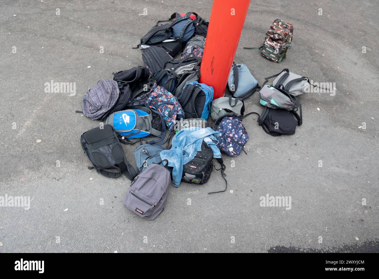 Schultaschen und Rucksäcke auf dem Schulhof Stockfoto