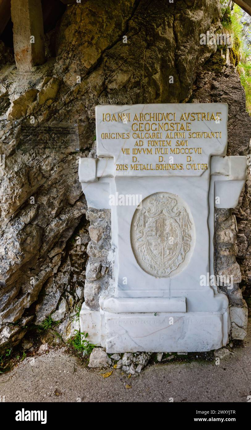 Gedenktafel zum Gedenken an den Besuch von Erzherzog Johann von Österreich im Jahr 1807 im Savica-Wasserfall, einer beliebten Touristenattraktion im Nordwesten Sloweniens Stockfoto