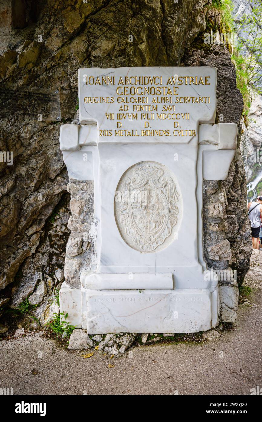 Gedenktafel zum Gedenken an den Besuch von Erzherzog Johann von Österreich im Jahr 1807 im Savica-Wasserfall, einer beliebten Touristenattraktion im Nordwesten Sloweniens Stockfoto