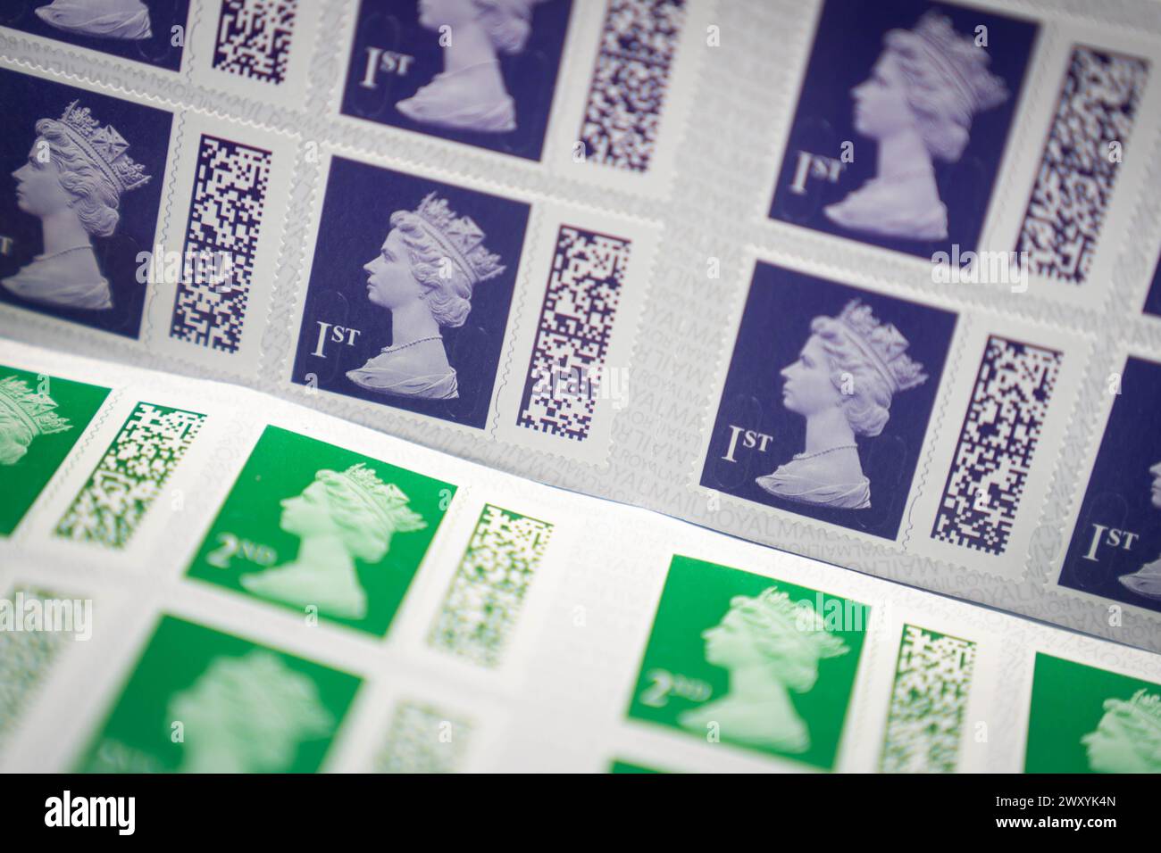 Undatiertes Dateifoto von Stempeln erster und zweiter Klasse. Royal Mail untersucht Berichten zufolge Behauptungen, dass Personen zu Unrecht mit Geldstrafen belegt wurden, nachdem sie Briefe mit neuen Briefmarken mit Barcode erhalten hatten. Mitglieder der Öffentlichkeit haben sich beschwert, dass sie fünf Pfund Strafgeld zahlen mussten, um Post einzuholen, weil die Briefmarken als gefälscht galten, berichtete der Daily Telegraph. Dieses Problem ist seit der Umstellung des Postdienstes auf ein neues Barcode-System im Juli letzten Jahres aufgetreten. Ausgabedatum: Mittwoch, 3. April 2024. Stockfoto