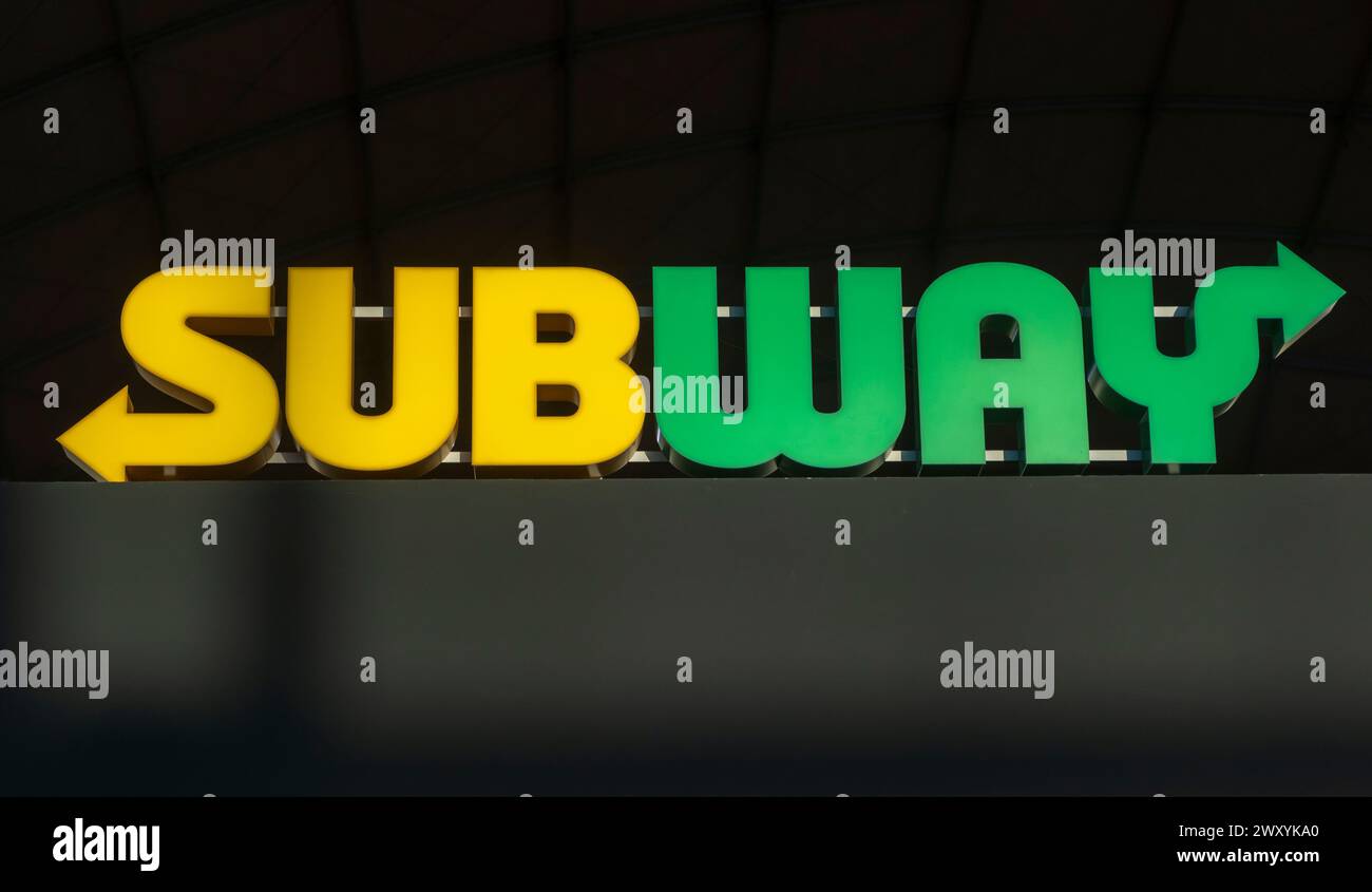 Logo der amerikanischen Fast-Food-Kette Subway am Flughafen Alicante-Elche in Spanien. Stockfoto