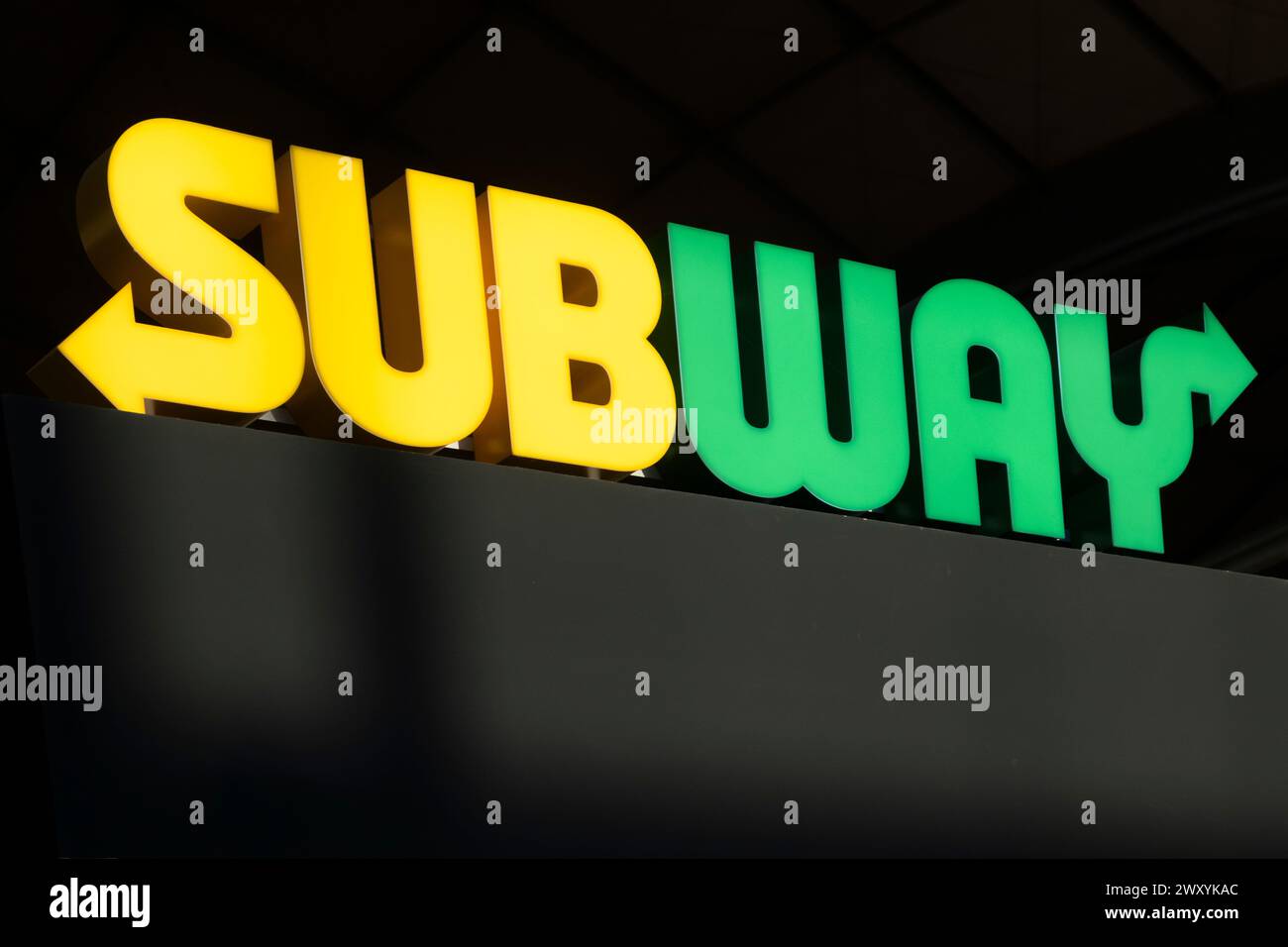 Logo der amerikanischen Fast-Food-Kette Subway am Flughafen Alicante-Elche in Spanien. Stockfoto