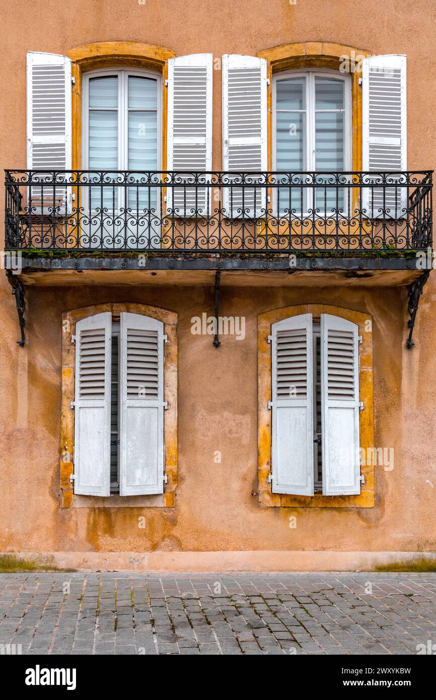 Fenster mit Holzläden, architektonische Details Stockfoto