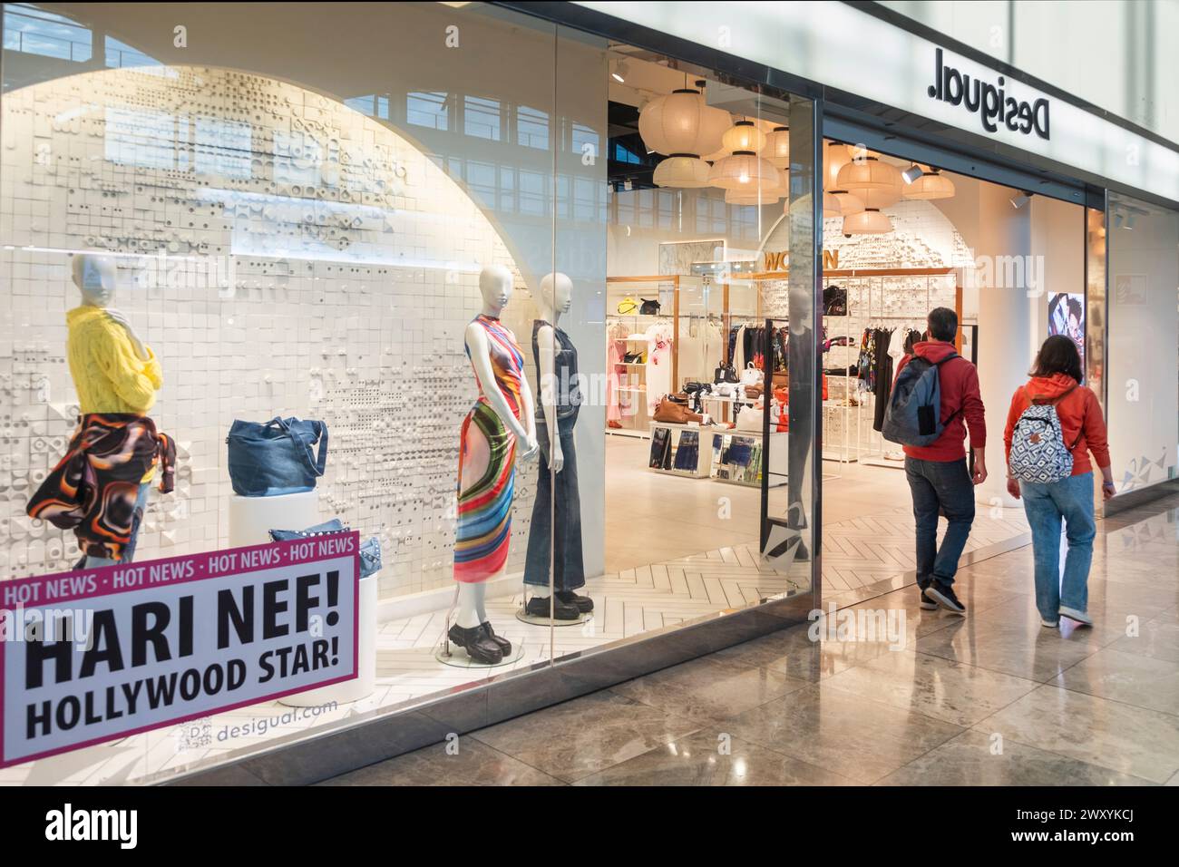 Shop der spanischen Modemarke Desigual von der Firma ABASIC S.A. aus Barcelona am Flughafen Alicante, Spanien. Stockfoto