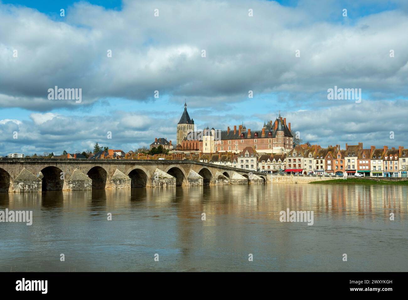 Gien. Die Loire und die alte Brücke. Departement Loiret. Centre-Val de Loire. Frankreich Stockfoto