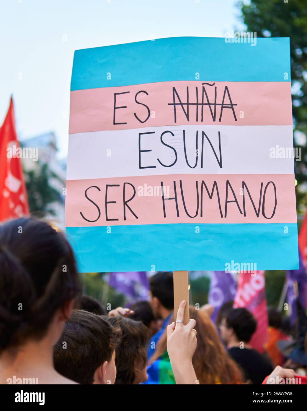 Eine Person hält bei einer LGBTIQ-Stolz-Veranstaltung ein Schild mit einer starken Botschaft über Geschlechtsidentität hoch und setzt sich für Gleichstellung ein Stockfoto