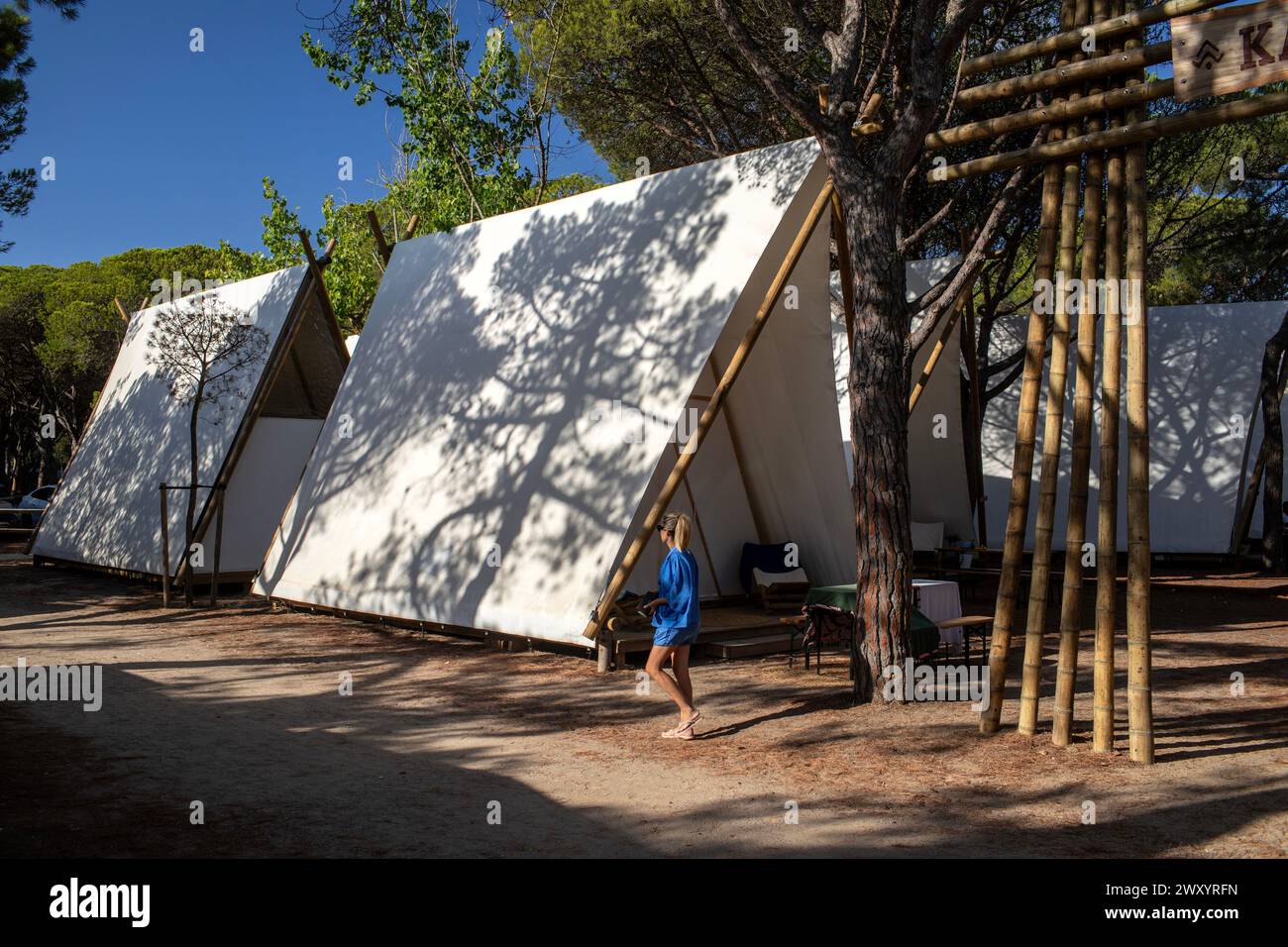 Spanien, Pals, Kampaoh Costa Brava: Zelte auf dem Campingplatz, Konzept des „Glamping“, das heißt Camping mit Glamour, bietet Komfort und Nachhaltigkeit Stockfoto
