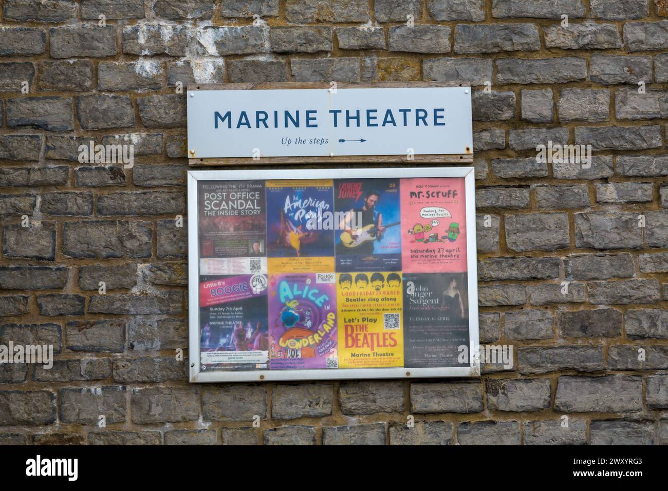 Marine Theatre Poster mit bevorstehenden Veranstaltungen im Lyme Regis, Dorset UK im März Stockfoto